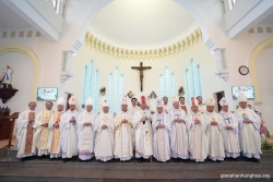 Thánh lễ tạ ơn và chuyển giao sứ vụ tại Giáo phận Hưng Hóa