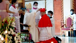 Đức Hồng y Advincula nhận mũ và nhẫn Hồng y