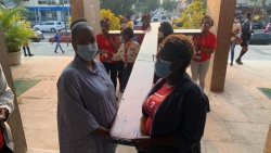 Angola tiễn biệt Thánh giá giới trẻ và ảnh Đức Mẹ