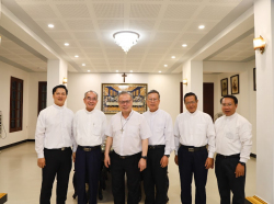 Phái đoàn Giáo phận Nha Trang đến chào Đức Tổng Giám mục Giuse Nguyễn Chí Linh, Tổng Giáo Phận Huế, Giám quản Tông Tòa giáo phận Nha Trang.