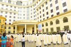 Làm phép Trung tâm Mục vụ TGP Hà Nội và Bế mạc Đại hội HĐGM...