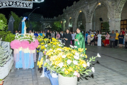 Giáo xứ Chánh tòa: Video rước Kiệu Đức Mẹ-kết thúc Tháng Mân Côi