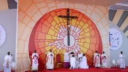 ĐTC chủ sự Thánh Lễ cho hơn 1 triệu tín hữu tại sân bay Ndolo...