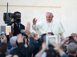pope francis waves to media122166 (1)
