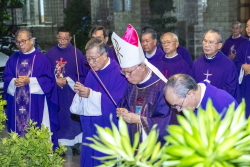 Đức Giám Mục Giáo phận dâng thánh lễ cầu cho các đẳng linh hồn tại nhà thờ Chánh Tòa Nha Trang  lúc 17g00, ngày 2-11-2023