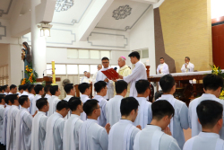 Niềm vui phục vụ Lời Chúa và Bàn thờ: Trao ban Thừa tác vụ Đọc sách và Giúp lễ tại Đại Chủng viện Sao Biển Nha Trang