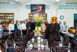 Phái Đoàn Đại diện Tòa Giám Mục Nha Trang viếng thăm và chúc mừng Đại Lễ Phật Đản tại Chùa Long Sơn