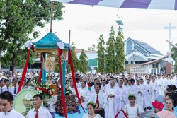 Lễ Kiệu Thánh Thể Hai Giáo Hạt Cam Lâm Và Cam Ranh