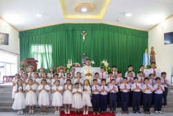 Giáo xứ Tấn Tài: Các em hân hoan Rước Chúa Lần Đầu.