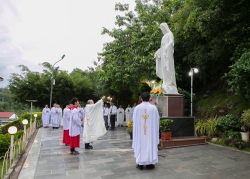 Giáo hạt Nha Trang hành hương đầu tháng kính Mẹ Nhân Lành