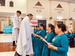 Thánh lễ và Nghi thức gia nhập và cam kết tạm trong Hiệp Hội Tín Hữu Mến Thánh Giá Huế tại giáo xứ Vĩnh Bình