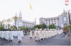 WHĐ (23/9/2026) – Trong ngày làm việc thứ hai của Hội nghị thường niên kỳ II năm 2026 của Hội đồng Giám mục Việt Nam (HĐGMVN), các Đức Giám mục đã khởi đầu bằng những giờ phút thinh lặng hiện diện trước Thánh Thể, trước 