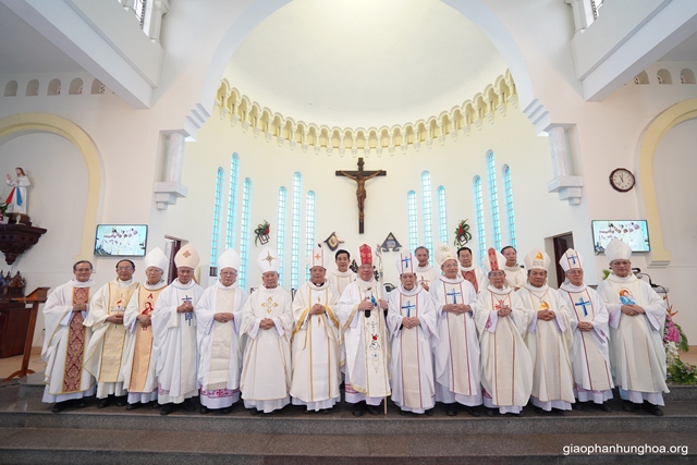 Thánh lễ tạ ơn và chuyển giao sứ vụ tại Giáo phận Hưng Hóa