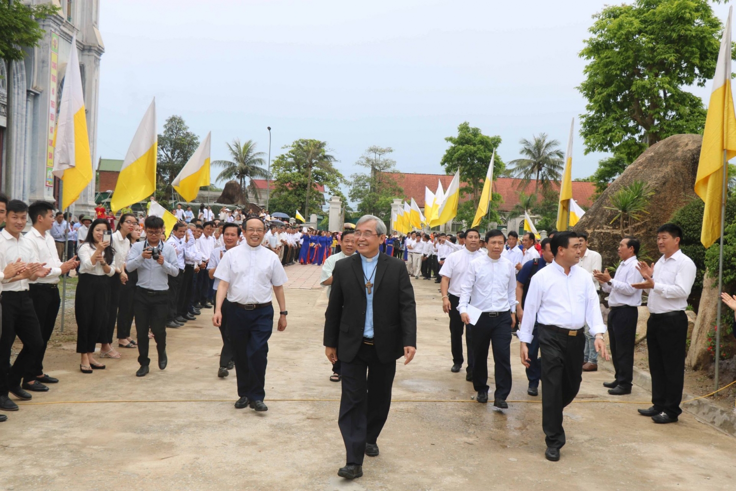 Giáo phận Hà Tĩnh cảm ơn Đức cha Phaolô và chào đón Đức cha Louis