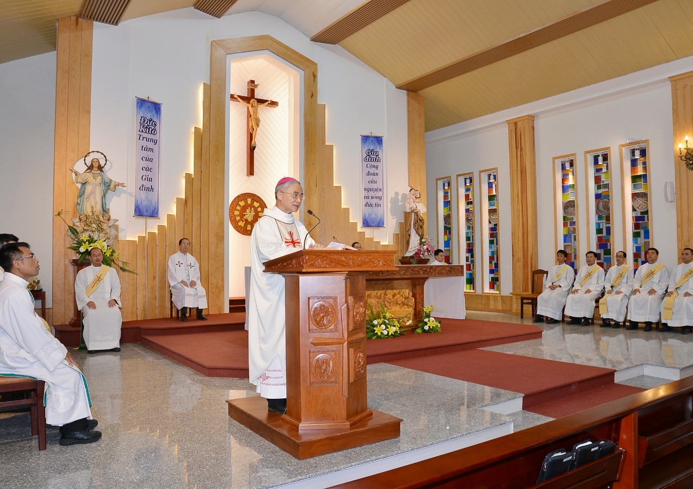 Đức cha Chủ tịch Ủy ban MVGĐ - Các gia đình hãy đi qua cửa hẹp