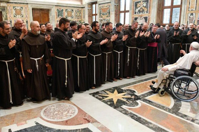 ĐTC Phanxicô gặp các tu sĩ Phanxicô của tu viện nơi Thánh Phanxicô nhận các dấu thánh