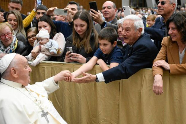 ĐTC Phanxicô nói với các ông bà và con cháu: Tình thương giúp chúng ta tốt hơn, phong phú và khôn ngoan hơn