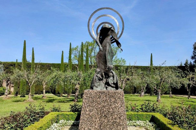 Trong tháng 5, Vatican tổ chức chuyến tham quan đặc biệt vườn Giáo hoàng