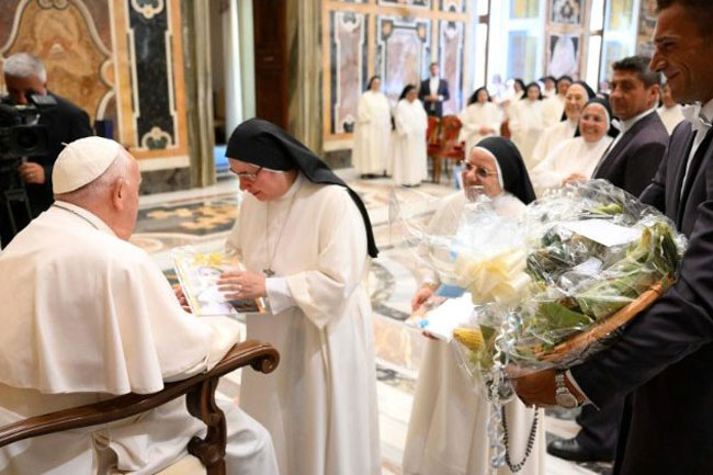 ĐTC Phanxicô khuyến khích các tu sĩ quan tâm đến người nghèo và yêu thương vô vị lợi