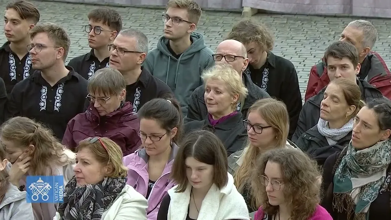 Tiếp Kiến chung 23/10: Hãy cầu khẩn Chúa Thánh Thần bảo vệ hôn nhân và con cái của bạn