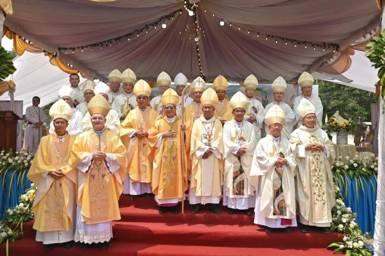 Lễ truyền chức cho Đức Giám mục Lào gốc Việt đầu tiên