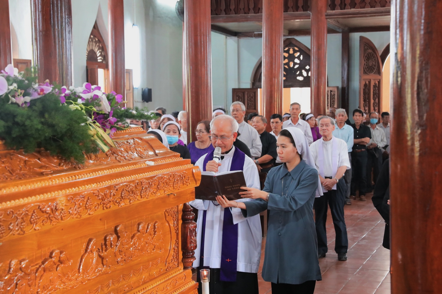 Nghi thức tiễn đưa linh cữu cha Antôn Hoàng Tiến Nam về Làng Sông