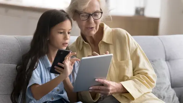 Đức Giáo Hoàng kêu gọi chúng ta bớt nhìn vào màn hình, và nhìn vào người khác nhiều hơn.