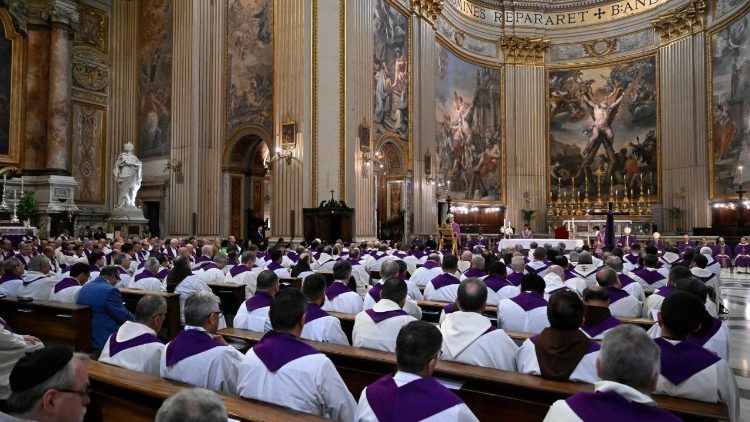 TGM Fisichella: Cha giải tội chào đón người đến xưng tội, tìm kiếm người còn xa cách Giáo hội