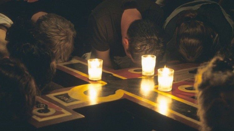 Cầu nguyện Taizé là một hình thức cầu nguyện tập thể, được khởi xướng bởi Cộng đoàn Taizé tại Pháp, không chỉ dành riêng cho người Công giáo mà còn thu hút nhiều người thuộc các tôn giáo khác nhau, đặc biệt là giới trẻ.