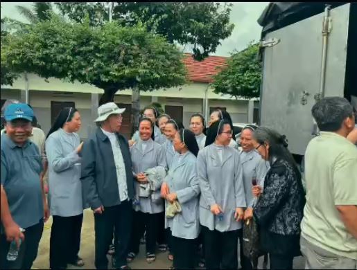 Hình ảnh Đức Giám Mục Giáo phận và các Srs Dòng Mến Thánh Giá Nha Trang thăm và cứu trợ bà con lương giáo tại Giáo xứ Chợ Mới